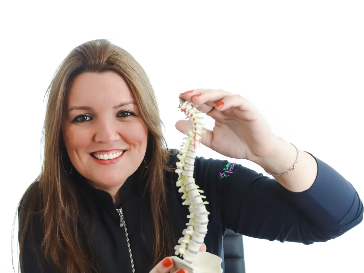 Dra. Day mostrando um modelo de coluna vertebral